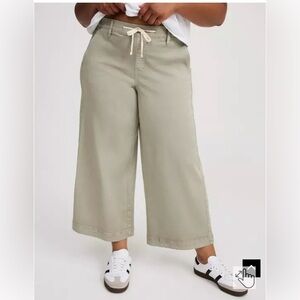 NWOT! Torrid Weekend Wide-Leg Ankle Crop Pants